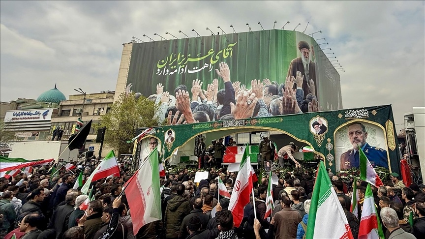 ABD İran Savaşı! ABD ve İsrail saldırılarında hayatını kaybeden İranlı komutanlar için Tahran’da cenaze töreni düzenlendi.