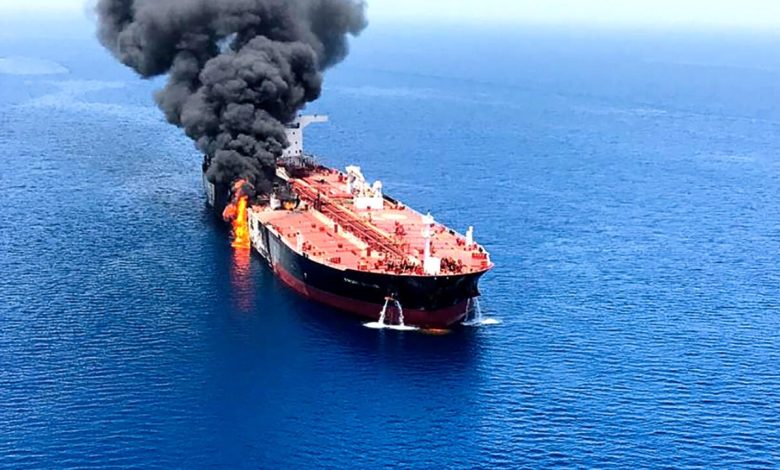 ABD İran Savaşı! Hürmüz Boğazı’nda ABD gemisi hedef alındı 18 ABD İran Savaşı! İran Devrim Muhafızları, Basra Körfezi’nin kuzeyinde bir ABD petrol tankerini hedef aldıklarını açıkladı.