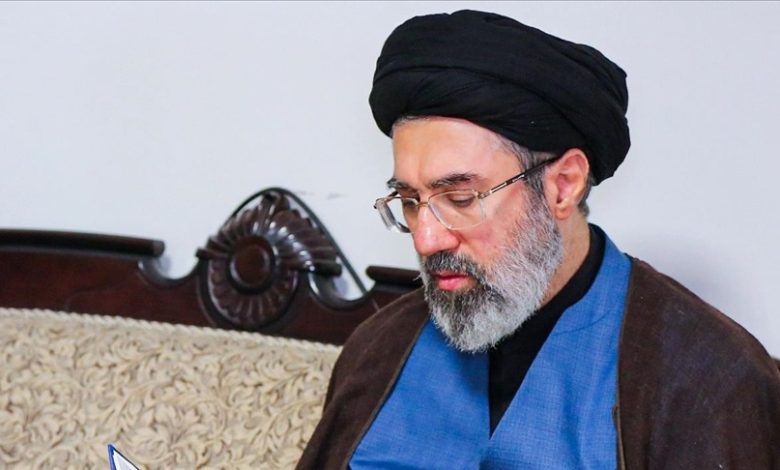 ABD İran Savaşı! İran’dan dikkat çeken bir iddia gündeme geldi. Öldürülen dini lider Ali Hamaney’in yerine geçen oğlu Mücteba Hamaney’in saldırıların ilk gününde yaralandığı öne sürüldü.