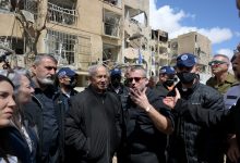 İsrail Başbakanı Binyamin Netanyahu, Arad’daki saldırı bölgesinden yaptığı açıklamada ABD ile birlikte hareket ettiklerini belirterek diğer ülkelere sürece katılma çağrısı yaptı.