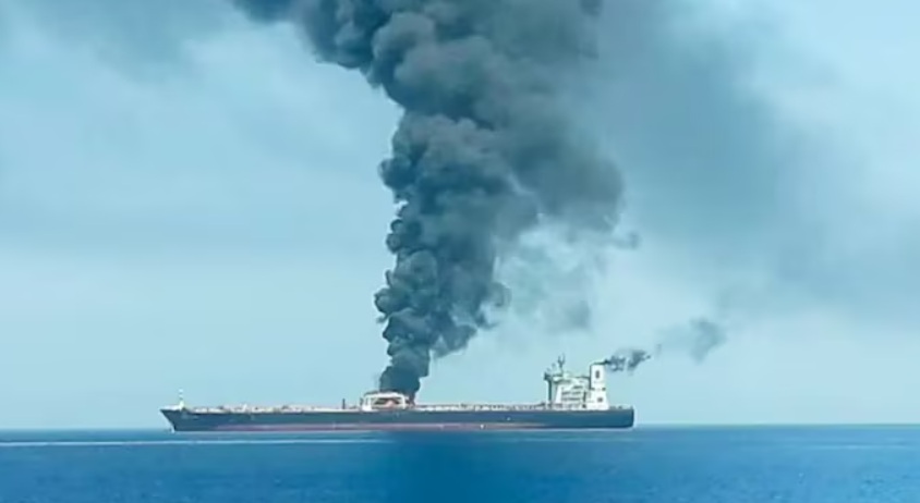 ABD İran Savaşı! Sri Lanka açıklarında İran gemisine saldırı 1 ABD İran Savaşı! Sri Lanka’nın güney açıklarında İran’a ait olduğu belirtilen bir gemiye yönelik denizaltı saldırısı gerçekleştirildi.