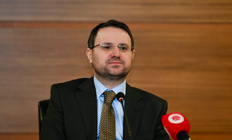 Adalet Bakanı Akın Gürlek, gazeteci Adem Metan'a öğrencilik yıllarında Ekmek Teknesi dizisinde rol aldığını açıkladı