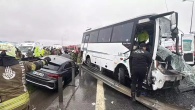 İstanbul Valiliği, 1 polis memurunun şehit olduğunu, 1’i ağır 16 polisin yaralandığını açıkladı.