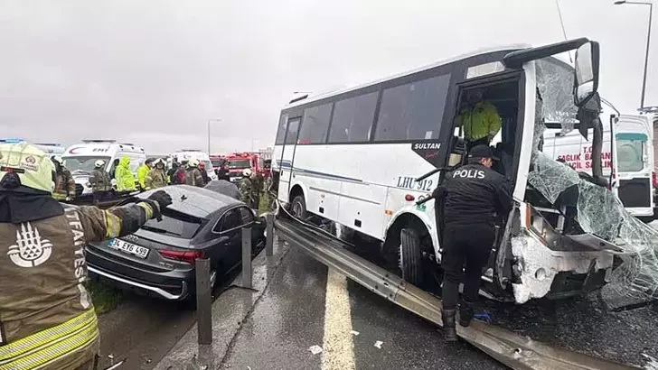 Başakşehir’de feci kaza! Valilikten şehit açıklaması 1 İstanbul Valiliği, 1 polis memurunun şehit olduğunu, 1’i ağır 16 polisin yaralandığını açıkladı.