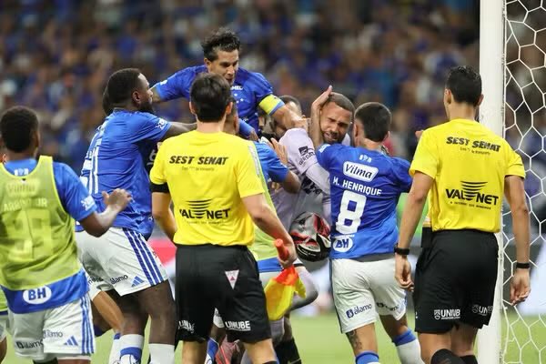 Brezilya’da Mineiro Eyalet Şampiyonası’nda Atletico Mineiro ile Cruzeiro arasındaki finalde çıkan kavga sonucu 23 futbolcu kırmızı kart gördü