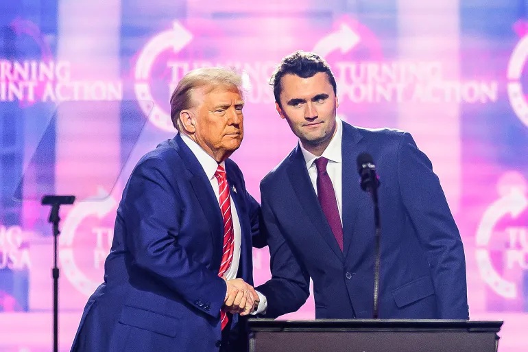 ABD’li muhafazakar aktivist Charlie Kirk’ün suikastının üzerinden aylar geçmesine rağmen tartışmalar sürüyor.