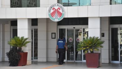 Antalya Döşemealtı Belediyesi’nde asfalt ve kaldırım ihalesine yönelik başlatılan soruşturma kapsamında geniş çaplı operasyon düzenlendi.