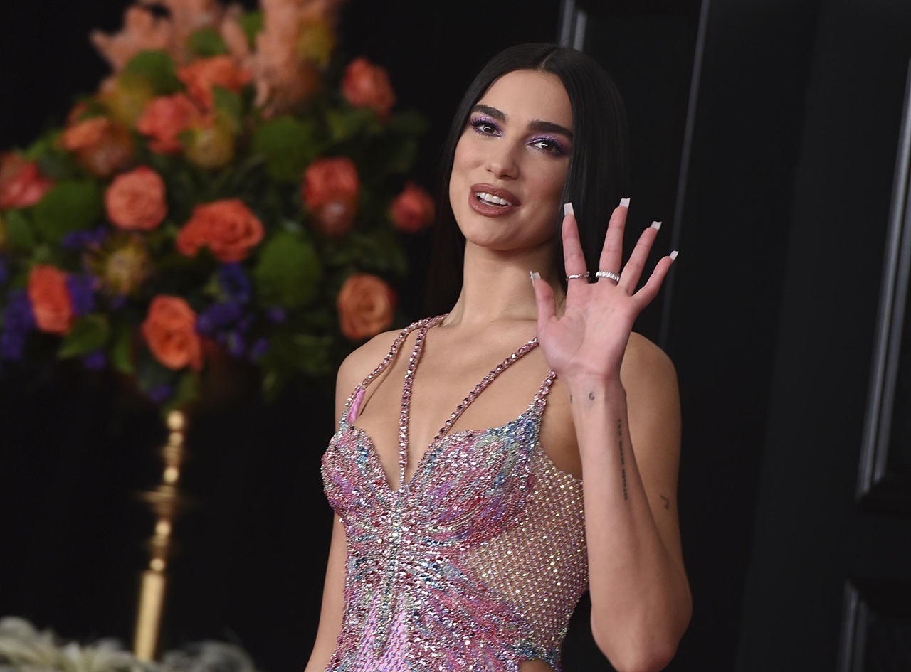 Dünyaca ünlü şarkıcı Dua Lipa, Epstein dosyalarına ilişkin tartışmalarda kullanılan dilin mağdurları gölgede bıraktığını söyledi.