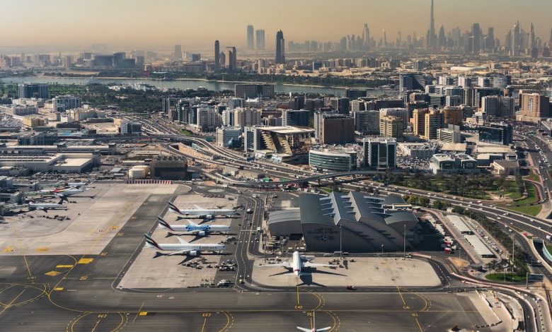 ABD İran Savaşı öncesi dünya zenginlerinin ortak şehri olan Dubai’den kaçmak isteyenler havalimanında yoğun kalabalık oluşturdu