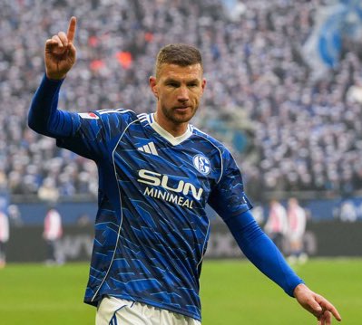 Almanya 2. Ligi lideri Schalke’de harikalar yaratan eski Fenerbahçeli Edin Dzeko, takımını 1-0 öne geçirdiği Hannover maçında kırmızı kart gördü