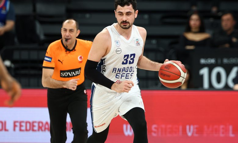 Anadolu Efes, Türkiye Sigorta Basketbol Süper Ligi'nde Tofaş'ı 92-82 ile geçerek 15. galibiyetini elde etti
