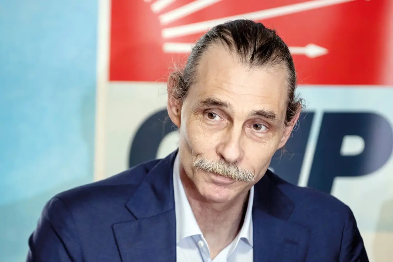 Erdal Beşikçioğlu’ndan operasyon sonrası ilk açıklama 1 Etimesgut Belediyesi’ne yönelik zimmet soruşturmasında 4 kişi gözaltına alınırken, gözler Belediye Başkanı Erdal Beşikçioğlu’na çevrildi.