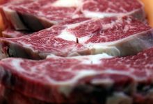 Et fiyatlarını manipüle ettikleri, arzı kısıtladıkları ve hastalıklı eti piyasaya sürdükleri iddia edilen şüphelilere yönelik Ankara merkezli 8 ilde operasyon düzenlendi.