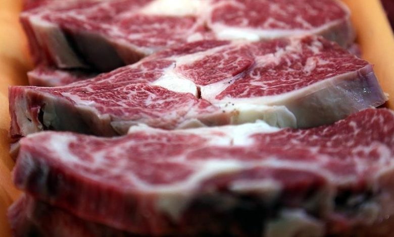 Et fiyatlarını manipüle ettikleri, arzı kısıtladıkları ve hastalıklı eti piyasaya sürdükleri iddia edilen şüphelilere yönelik Ankara merkezli 8 ilde operasyon düzenlendi.