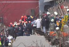 İstanbul Fatih'te doğalgaz patlaması sonucu iki bina çökerken şu ana kadar göçük altında kalan 3 kişi kurtarıldı