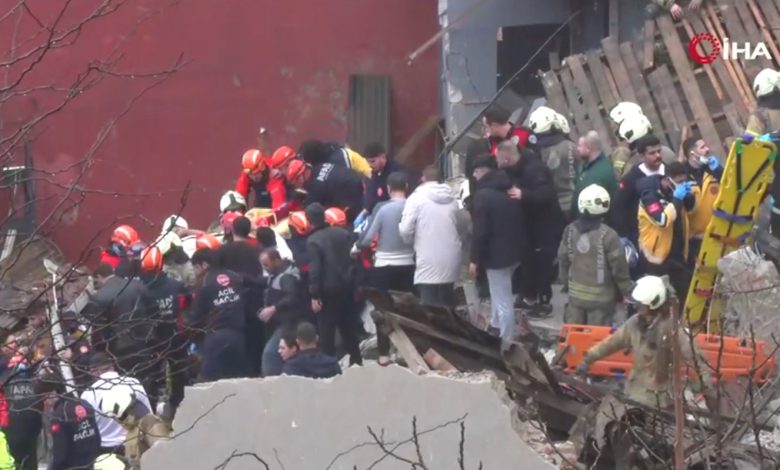 İstanbul Fatih'te doğalgaz patlaması sonucu iki bina çökerken şu ana kadar göçük altında kalan 7 kişi kurtarıldı