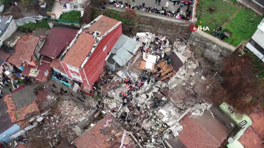 İstanbul Fatih'te iki bina çöktü 1 fatih2