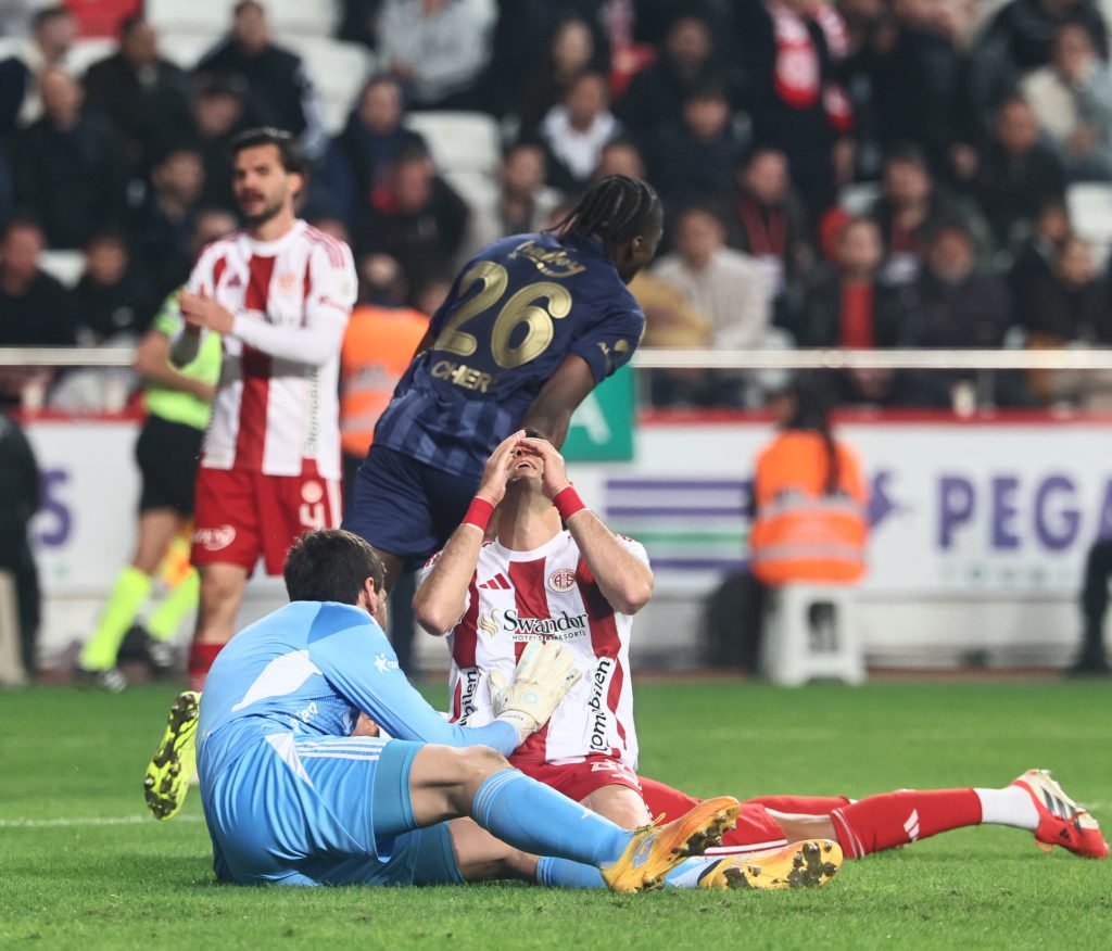 Fenerbahçe, Antalyaspor'a takıldı 2 fener