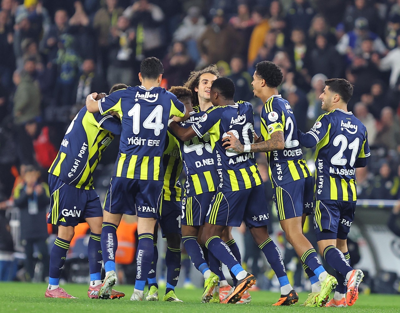 Kadıköy’de oynanan mücadelede Fenerbahçe, Gaziantep FK’yı 4-1 mağlup etti. Sarı-lacivertliler sahadan farklı galibiyetle ayrıldı.