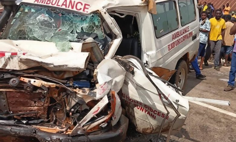 Gana’nın Ashanti bölgesinde ambulans ile yolcu otobüsünün kafa kafaya çarpışması sonucu en az 16 kişi hayatını kaybetti.