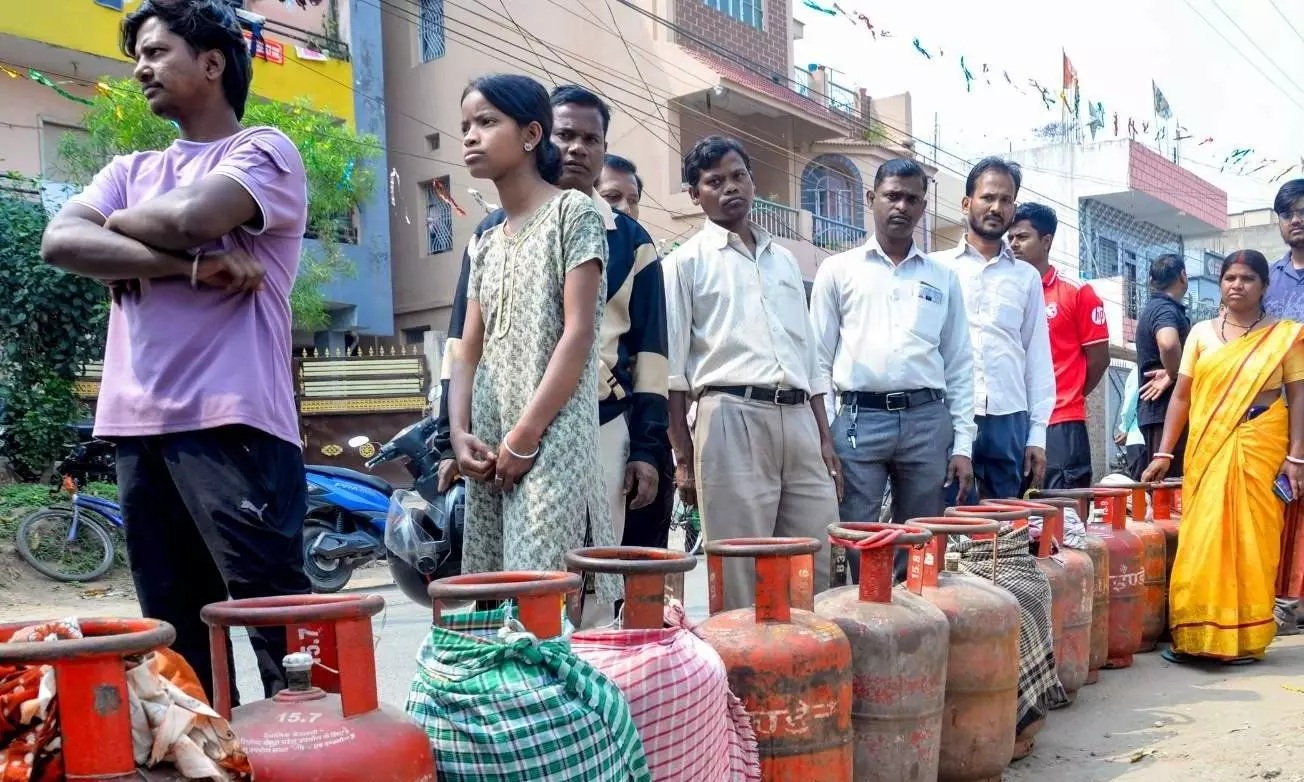 Savaş Hindistan'ı vurdu! Restoranlar kapattı, fabrikaları durdurdu 2 hindistan gaz kuyrugu