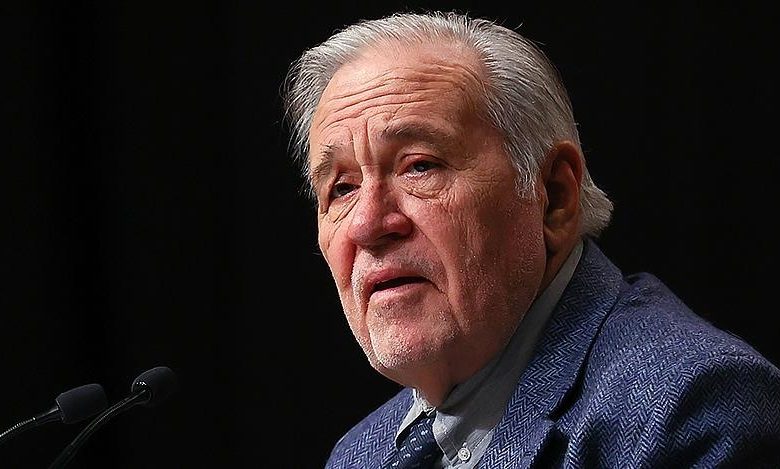 Entübe edilen ünlü tarihçi Prof. Dr. İlber Ortaylı tedavi gördüğü hastanede hayatını kaybetti