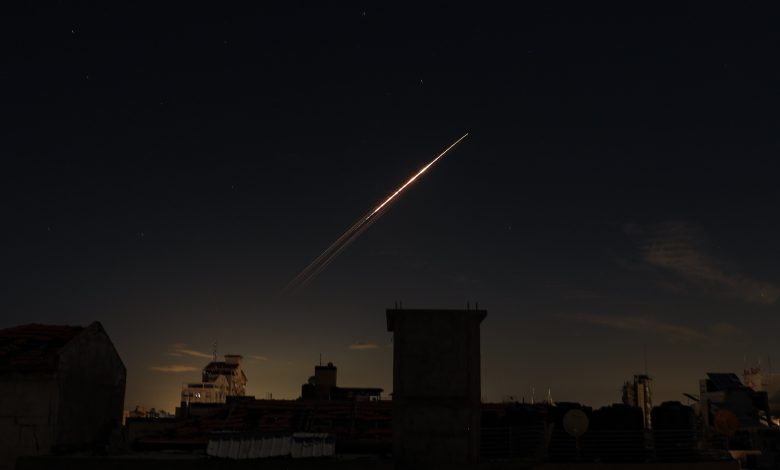 ABD İran Savaşı'nde İran bu gece, hava savunmasını çökerttiği İsrail'in çeşitli kentlerini misket bombalı balistik füzelerle vurdu