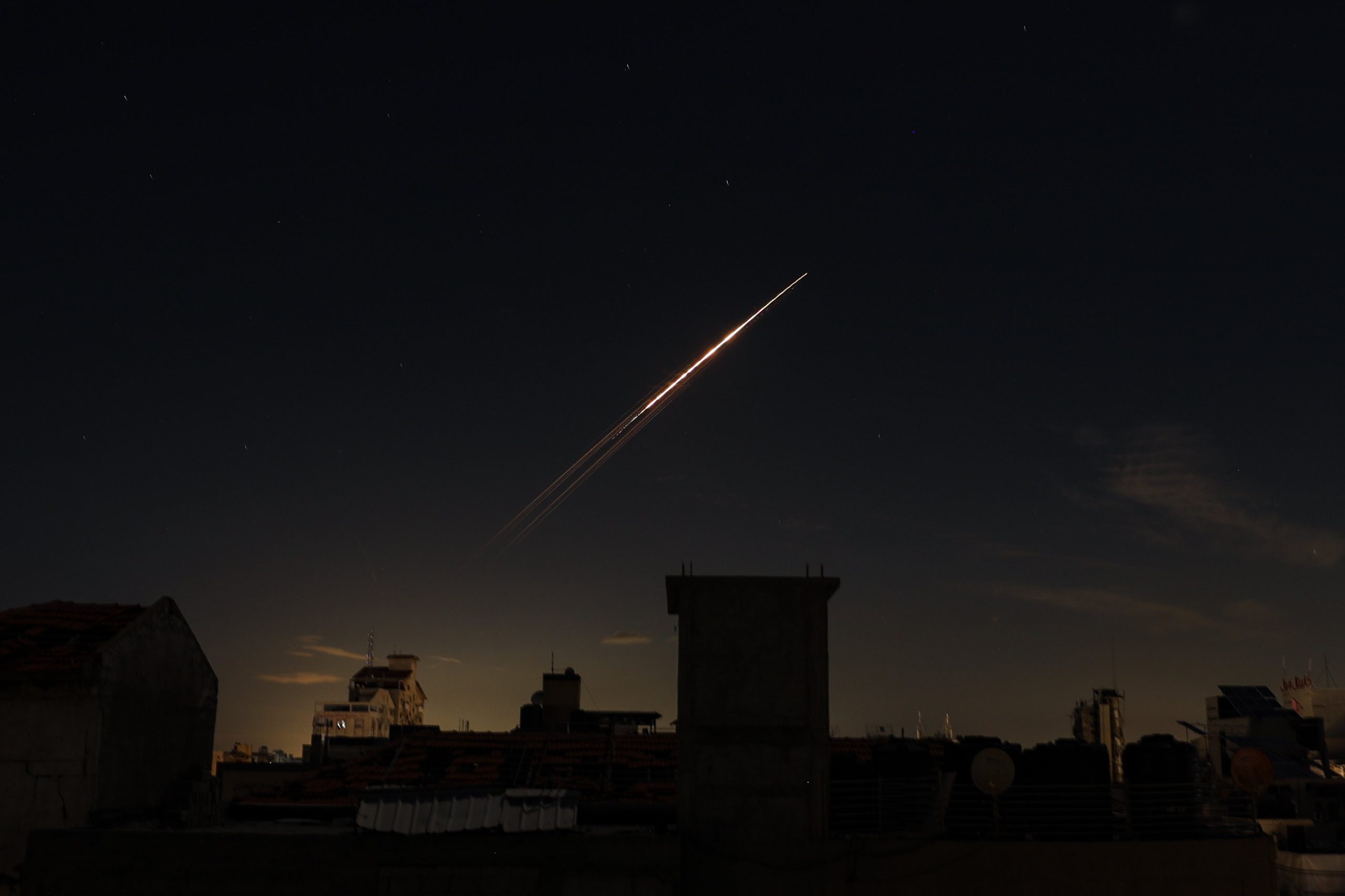 ABD İran Savaşı! İran'dan İsrail'e ağır saldırılar! 1 ABD İran Savaşı'nde İran bu gece, hava savunmasını çökerttiği İsrail'in çeşitli kentlerini misket bombalı balistik füzelerle vurdu