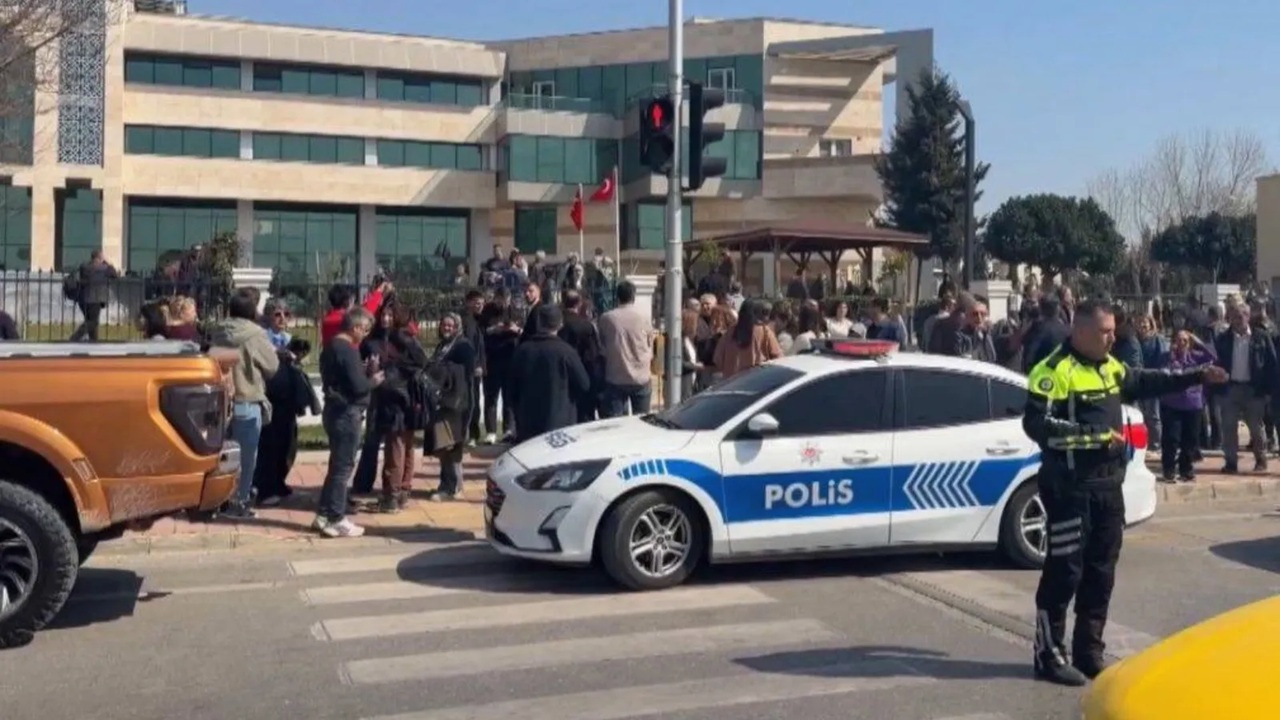 Kepez Hükümet Konağı'nda silah sesleri 1 Antalya’nın Kepez ilçesinde Hükümet Konağı’nda bulunan İlçe Milli Eğitim Müdürlüğü’ne gelen bir kişi rastgele ateş açtı.