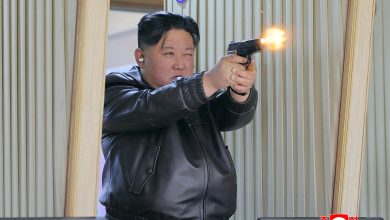 Kuzey Kore lideri Kim Jong Un, ziyaret ettiği mühimmat fabrikasında atış poligonunda yeni tabancayı denedi