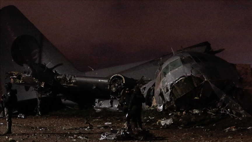 Kolombiya’nın güneyinde kalkış sırasında düşen askeri nakliye uçağında onlarca askerin bulunduğu açıklandı.