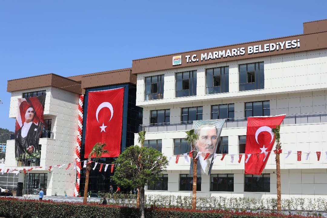 Marmaris Belediyesi’ne yönelik rüşvet soruşturmasında gözaltına alınan 13 şüpheliden 4’ü tutuklandı.
