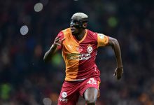 Galatasaray'ın UEFA Şampiyonlar Ligi'nde Liverpool'a 4-0 yenildiği maçta kolu kırılan Victor Osimhen 1.5 ay sahalardan uzak kalabilir