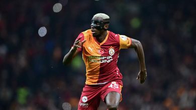 Galatasaray'ın UEFA Şampiyonlar Ligi'nde Liverpool'a 4-0 yenildiği maçta kolu kırılan Victor Osimhen 1.5 ay sahalardan uzak kalabilir