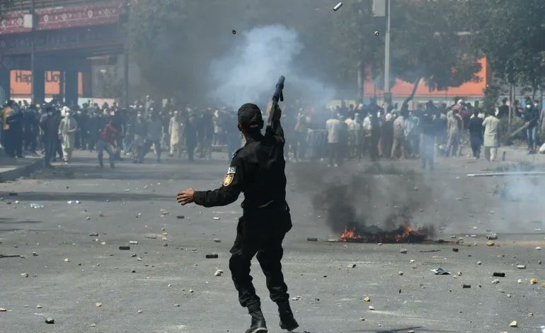 ABD İran Savaşı’nda dini lider Ali Hamaney’in öldürülmesinin ardından Pakistan, Irak ve Bahreyn’de halk ABD büyükelçiliklerini bastı