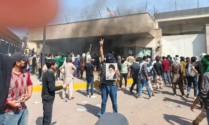 İran lideri Ayetullah Ali Hamaney’in ABD-İsrail saldırısında öldürülmesinin ardından Pakistan’da protestolar patlak verdi.