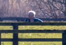 Şubat ayında gözaltına alınan Prens Andrew, haftalar sonra ilk kez önünde görüntülendi.