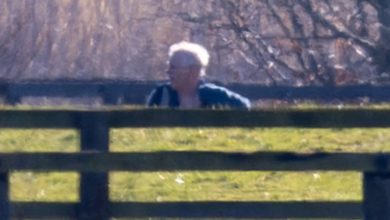 Şubat ayında gözaltına alınan Prens Andrew, haftalar sonra ilk kez önünde görüntülendi.