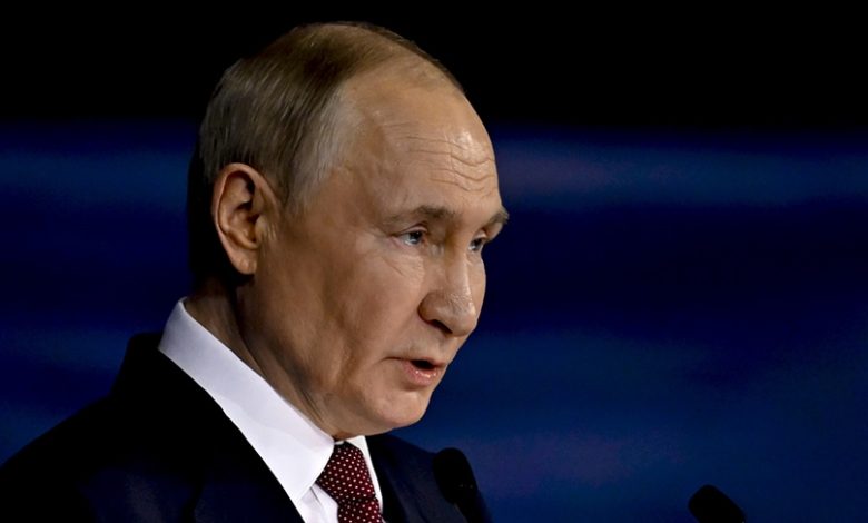 Lukaşenko ile görüşürken kapı aralığından çekilen görüntüler, Vladimir Putin’in sağlık durumuna ilişkin iddiaları yeniden gündeme taşıdı.