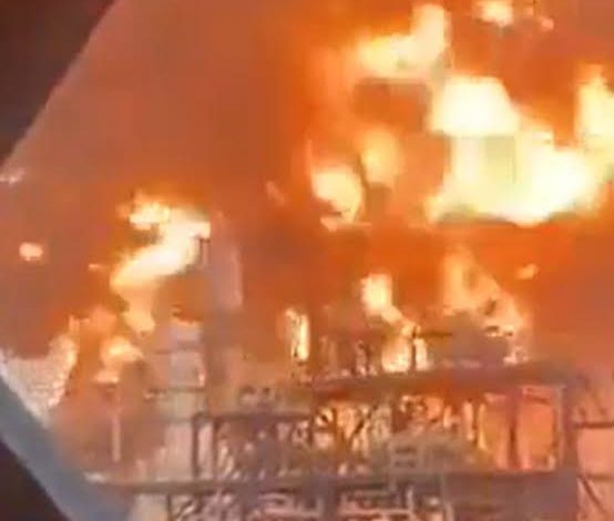 ABD İran Savaşı! Petrol rafinerileri birer birer vuruluyor 10 ABD İran Savaşı'nda İran Kuveyt’teki Mina El-Ahmadi petrol rafinerisine iki dalga halinde insansız hava aracı saldırısı düzenledi ve rafineride yangın çıktı