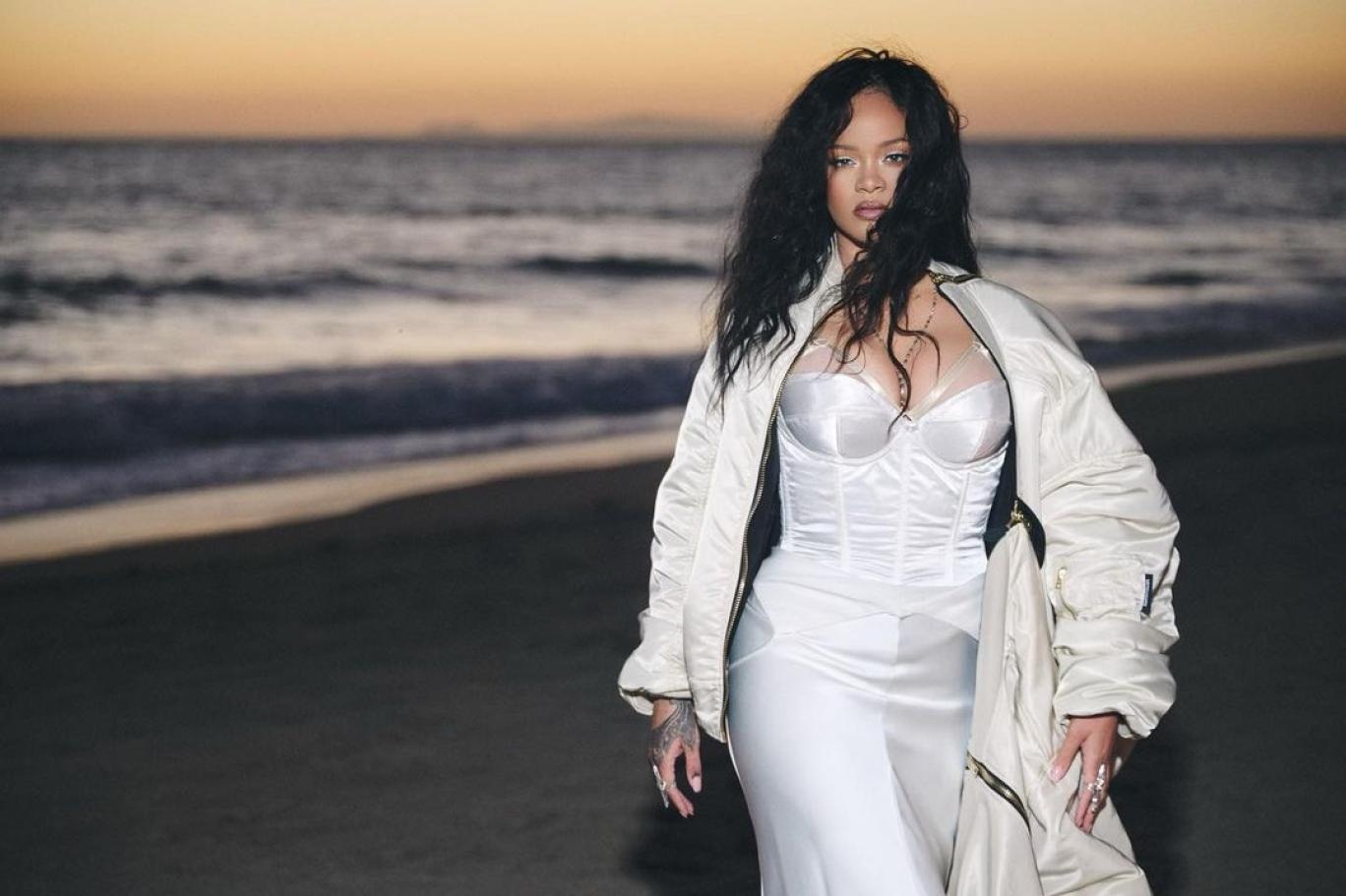 Rihanna’nın Beverly Hills’teki malikanesine silahlı saldırı 1 ABD’nin California eyaletinde dünyaca ünlü şarkıcı Rihanna’nın Beverly Hills’te bulunan malikanesine tüfekle ateş açıldı.