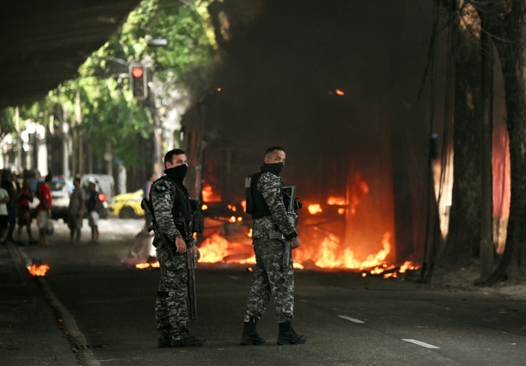 Brezilya’nın Rio de Janeiro kentinde çetelere yönelik düzenlenen polis baskını yine can aldı.