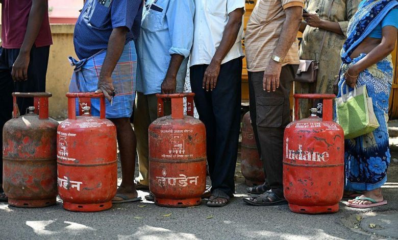 Savaş Hindistan'ı vurdu! Restoranlar kapattı, fabrikaları durdurdu 10 ABD ve İsrail’in İran’a saldırılarının ardından Hürmüz Boğazı’nda ticaretin aksaması, Hindistan’da ağır bir gaz krizine yol açtı.