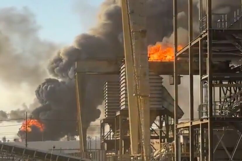 ABD’nin Teksas eyaletine bağlı Port Arthur kentinde bir petrol rafinerisinde meydana gelen patlama sonrası yangın çıktı.