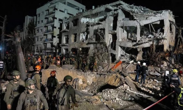 ABD İran Savaşı'nda yapılan açıklamada, İran'dan füzelerin İsrail'e doğru ateşlendiği ve hava savunma sistemlerinin füzeleri önlemeye çalıştığı belirtildi