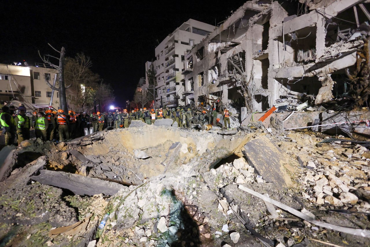 ABD İran Savaşı'nda İran füzeleri İsrail'in başkenti Tel Aviv'de ağır hasara yol açtı. Binlerce kişi geceyi sığınaklarda geçirdi
