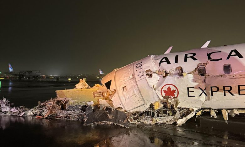 ABD'de New York'ta bulunan LaGuardia Havaalanı'na iniş yapan Air Canada uçağı pistte bulunan itfaiye aracına çarptı