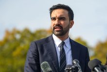 Zohran Mamdani’nin konutu önünde bomba paniği 5 New York Belediye Başkanı Zohran Mamdani’nin resmi konutunun önünde düzenlenen protesto sırasında patlayıcı olduğu değerlendirilen cihazlar atıldı.