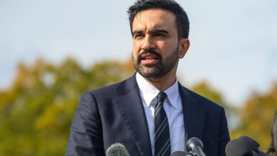 Zohran Mamdani’nin konutu önünde bomba paniği 13 New York Belediye Başkanı Zohran Mamdani’nin resmi konutunun önünde düzenlenen protesto sırasında patlayıcı olduğu değerlendirilen cihazlar atıldı.