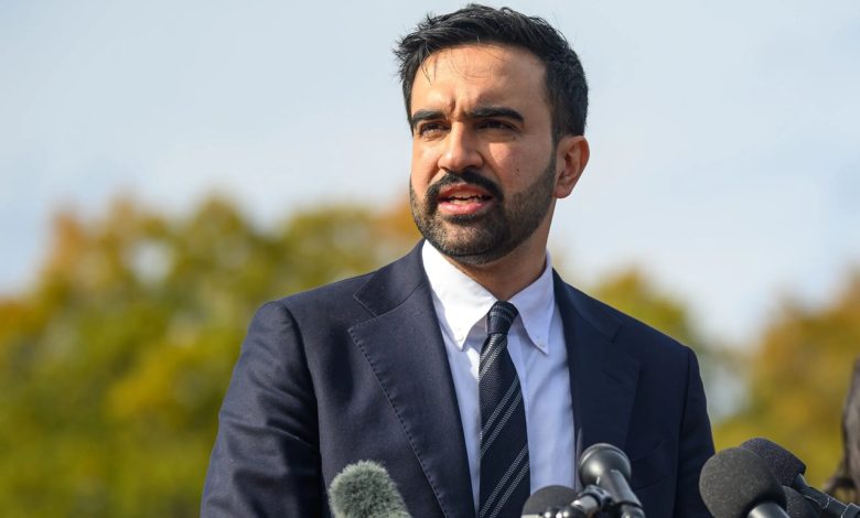 Zohran Mamdani’nin konutu önünde bomba paniği 3 New York Belediye Başkanı Zohran Mamdani’nin resmi konutunun önünde düzenlenen protesto sırasında patlayıcı olduğu değerlendirilen cihazlar atıldı.